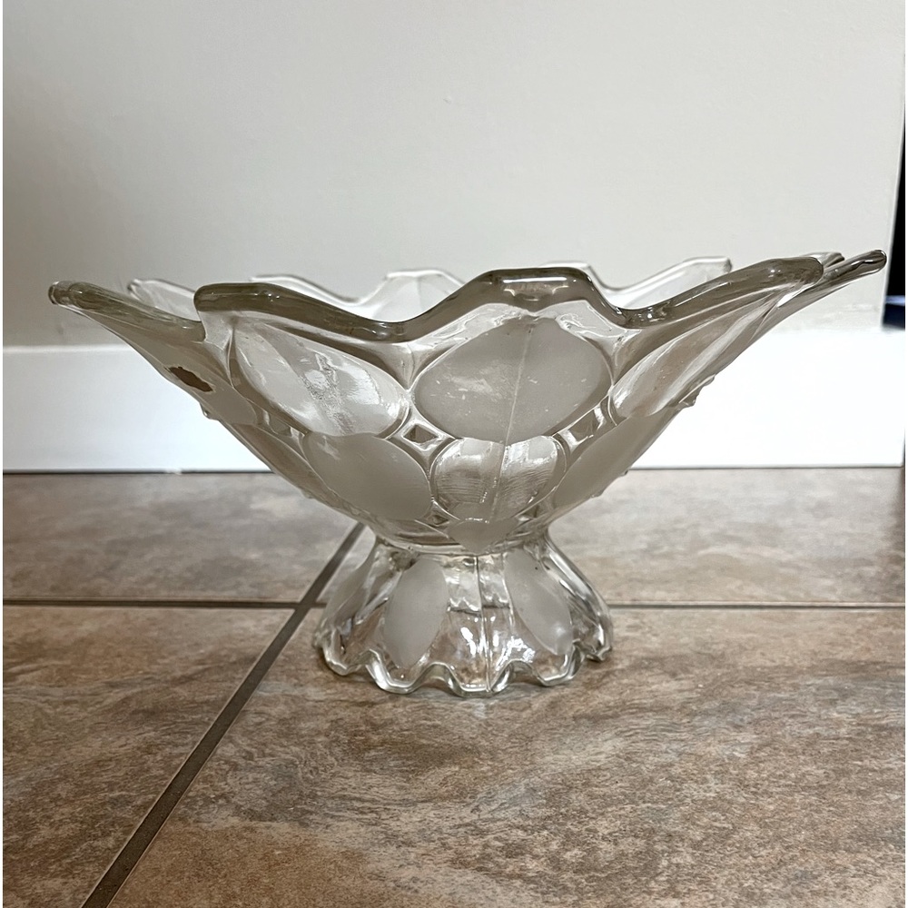 Vintage Glass Pedestal Fruit Bowl fruit 🍎 🍌 pre-owned-